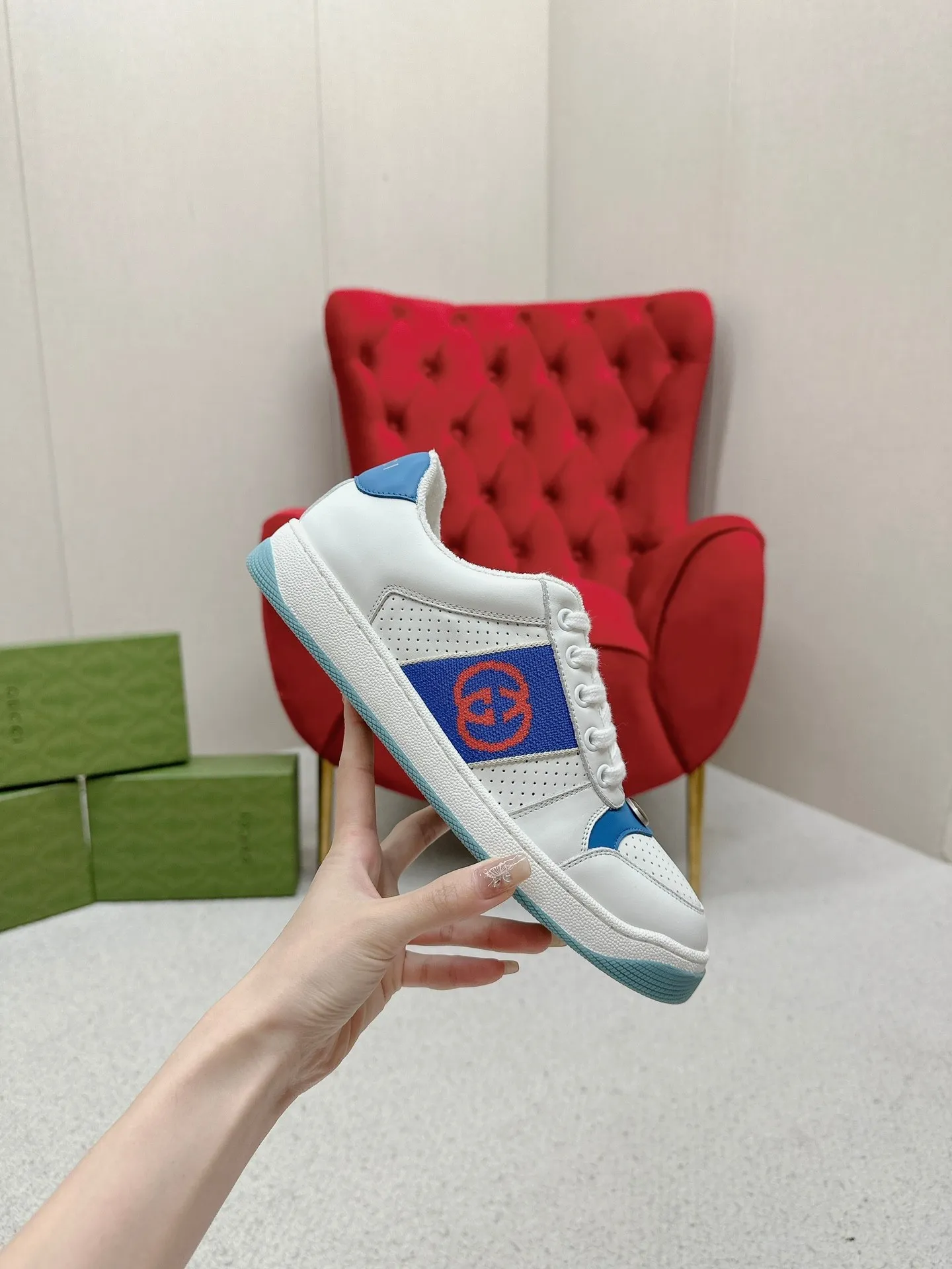 👟👟Ex-factory price 560👟👟 Men’s size +10 Gucci——purchased version GG series distressed dirty shoes-hot style is coming! 9 times out of 10 sales, you will definitely get the money. Ready stock! Spot goods! Spot goods! New colors added - the ultimate version on the market! Purchase the original version and develop it... fabric, material, outsole, and details can be compared at will! Open-mold Swarovski one-to-one replica rhinestone chain...Metal cherry pendant...Metal double G crystal cylindrical mark...Gucci original customized narrow webbing...Super flash series - flash diamond chain. The cherry decoration is detachable and can be changed into two to match with each other to show your personality. Exclusive color-brushed cowhide fabric. Hand-made distressed is very textured and has a sense of luxury! The details of the workmanship can be seen in the drawings, and no line is missed. The original terry cloth is delicate, soft and more comfortable and breathable. The privately stamped two-color original TPU outsole (lower layer is wider, upper layer is narrower). Matching packaging⭐️ Size: Female 35-40 Male 39-44 (Female 41 Male 45 customized)